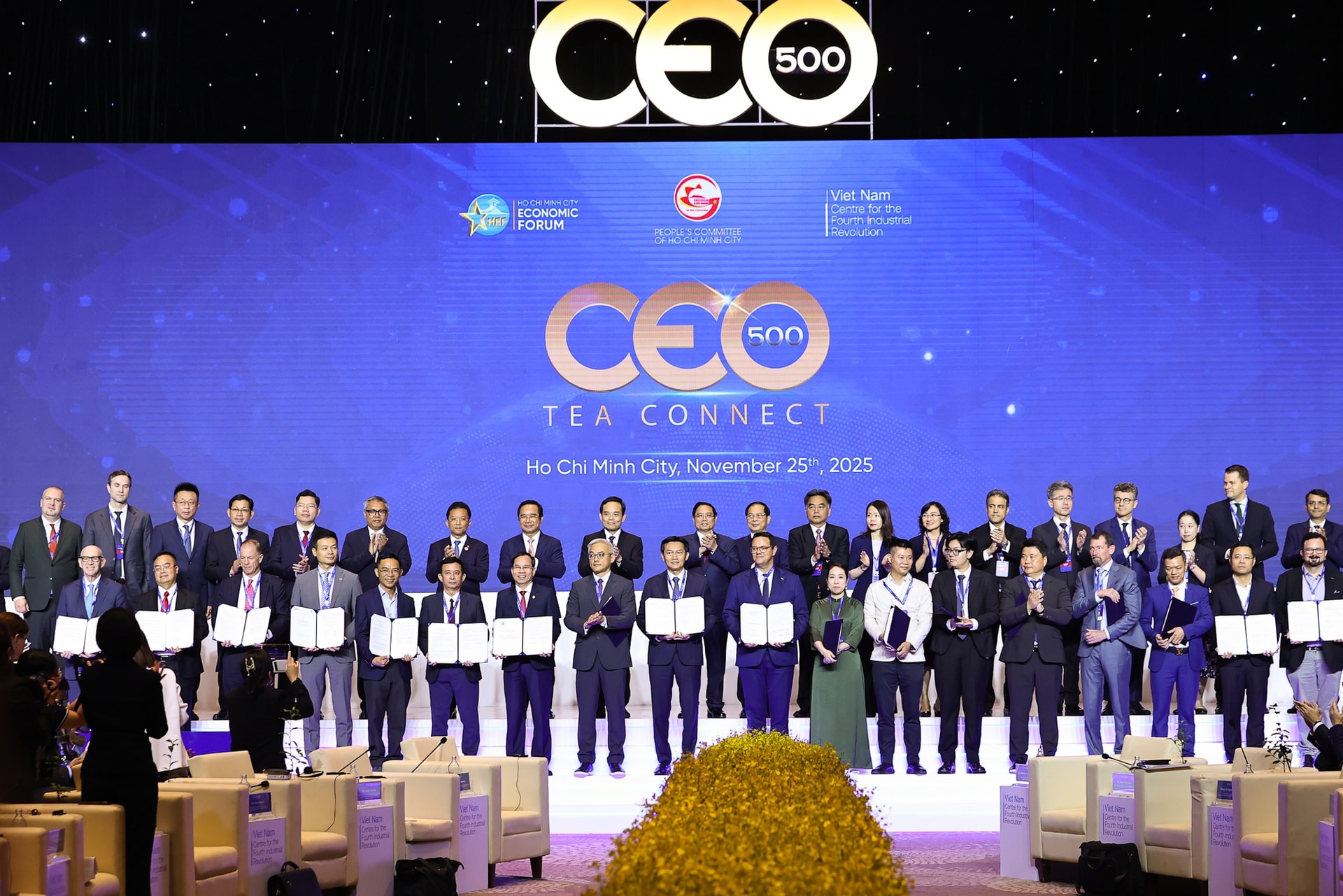 Thủ tướng: Vừa tự lực, tự cường, vừa đẩy mạnh hợp tác để TPHCM trở thành 