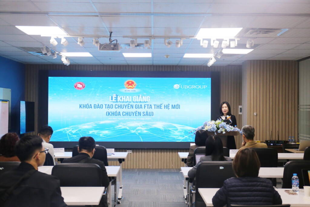 Bà Nguyễn Sơn Trà phát biểu khai giảng Khóa đào tạo