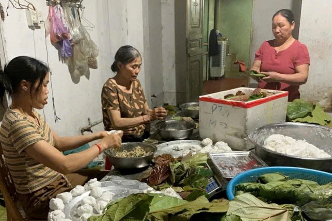 Người dân đang tập trung gói bánh trứng kiến (1)