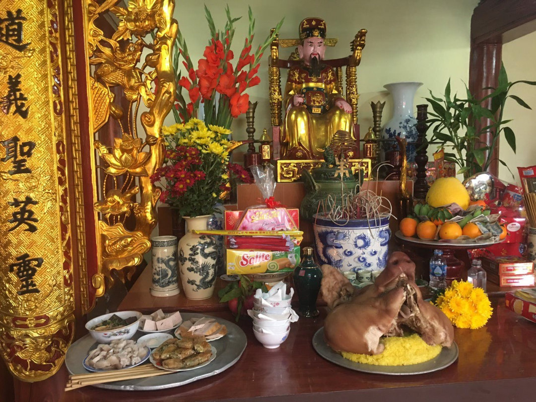 Ban thờ Trạng nguyên Trần Quốc Lặc ở gian trung tâm đình Tả (1)