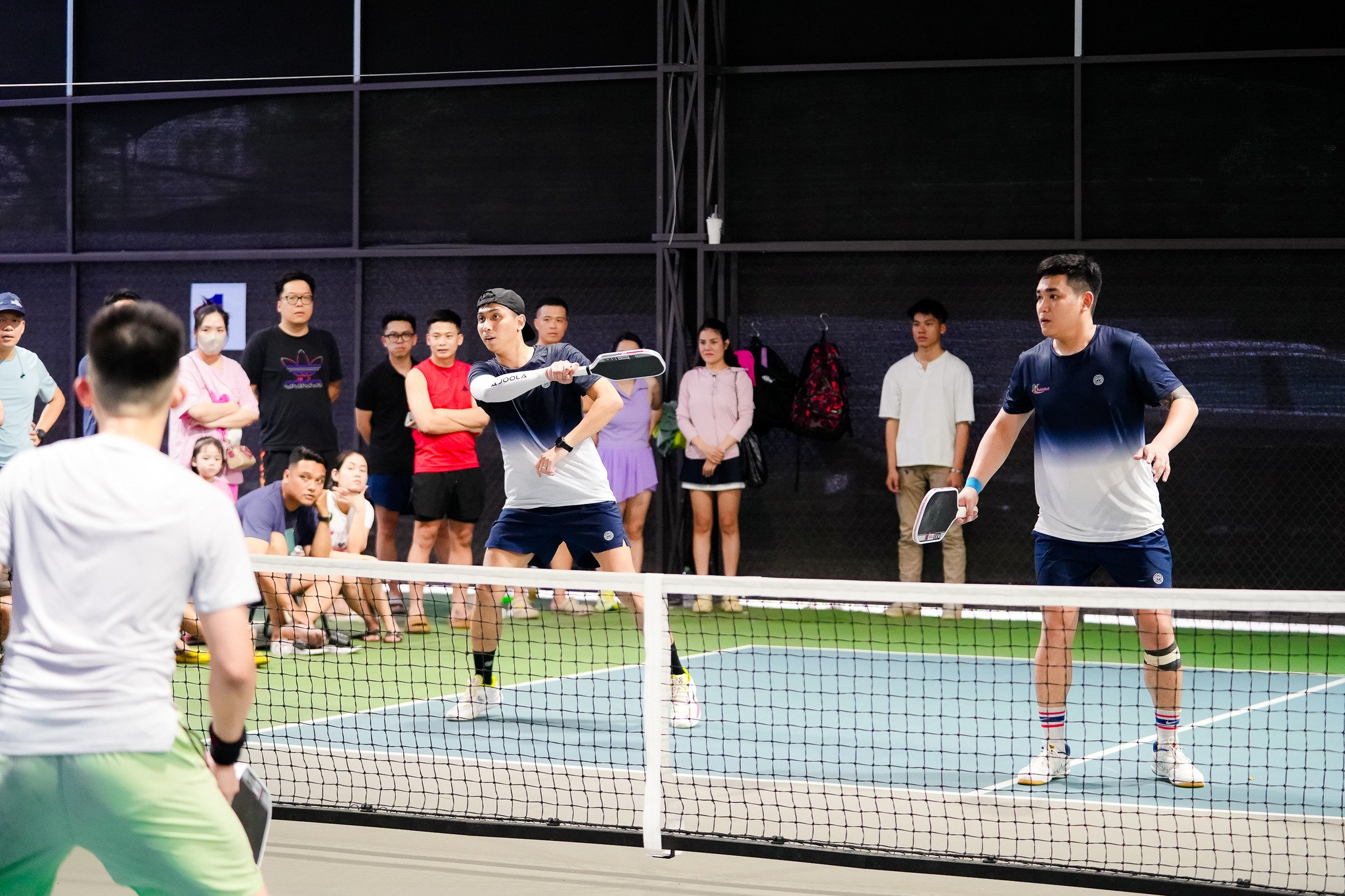 Ảnh 5_ Cụm 5 sân đánh ở Vĩnh Tuy Pickleball Club luôn tấp nập người đánh tới tối muộn