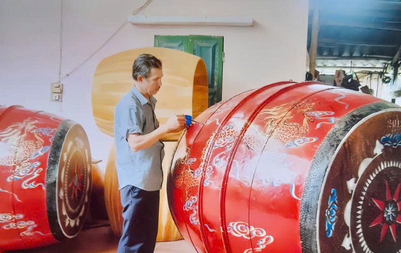 Nghệ nhân Phạm Chí Khang đang trang trí lại chiếc trống
