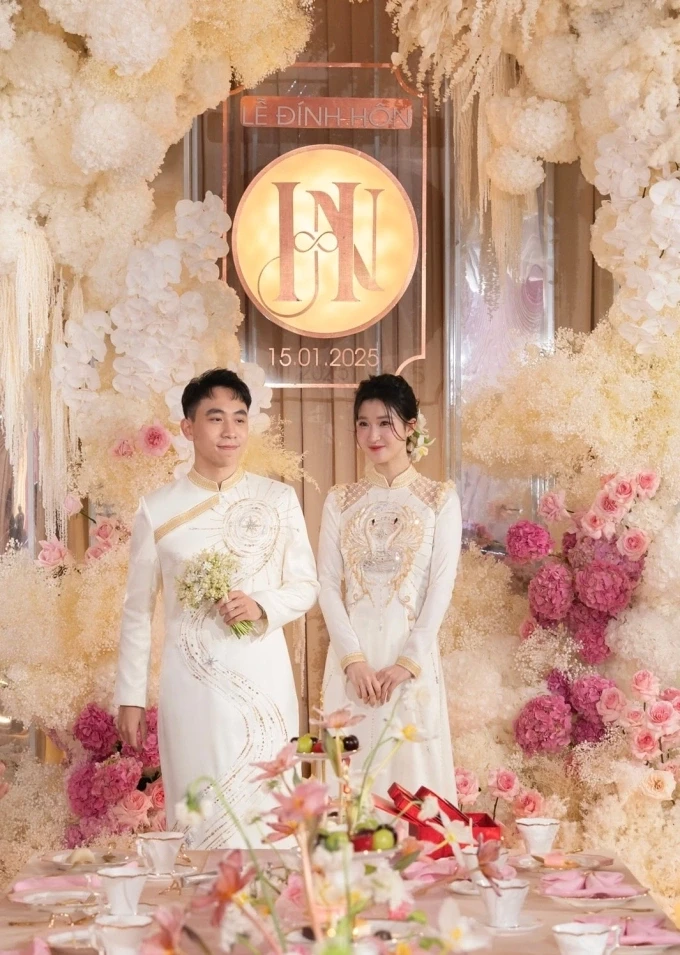 Phương Nhi - Minh Hoàng diện áo dài của nhà thiết kế Đỗ Long tại lễ ăn hỏi