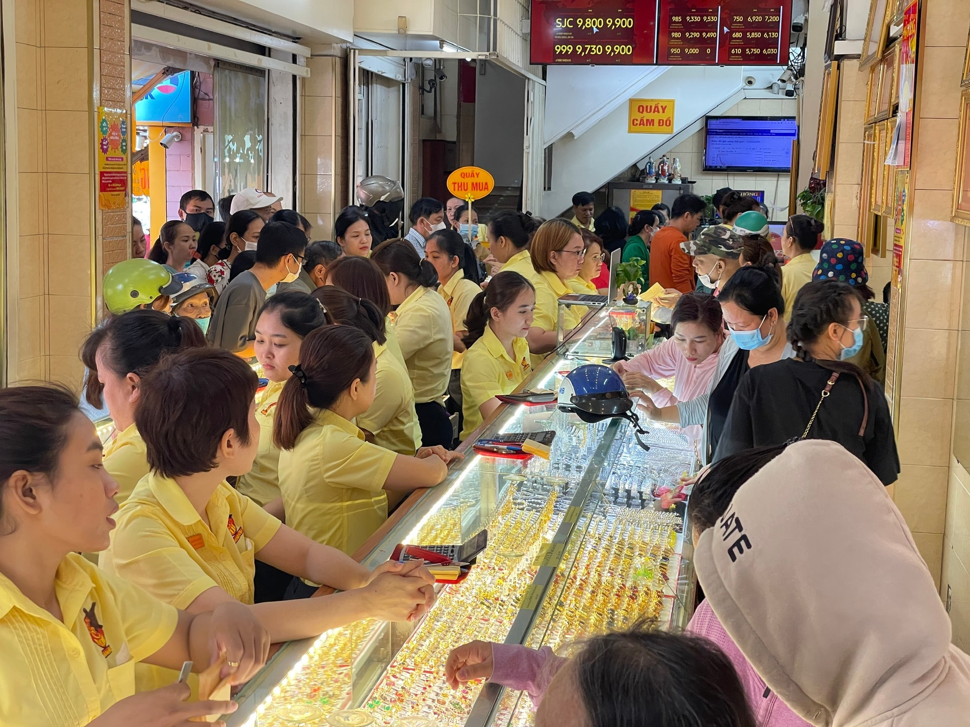 Giá vàng lập mặt bằng cao mới ngay trước vía Thần Tài khi lực mua gia tăng và dự báo cho thấy đà tăng vẫn chưa kết thúc