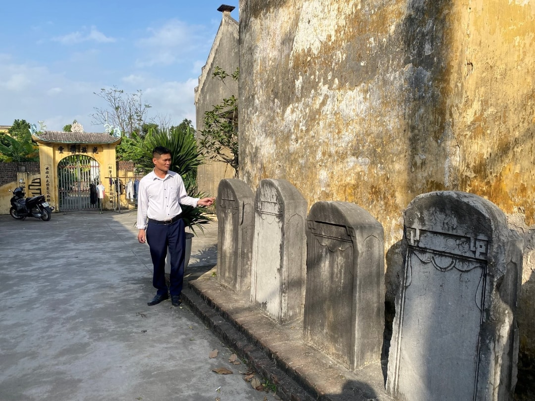 Những tấm bia cổ tại đình Phong Lâm
