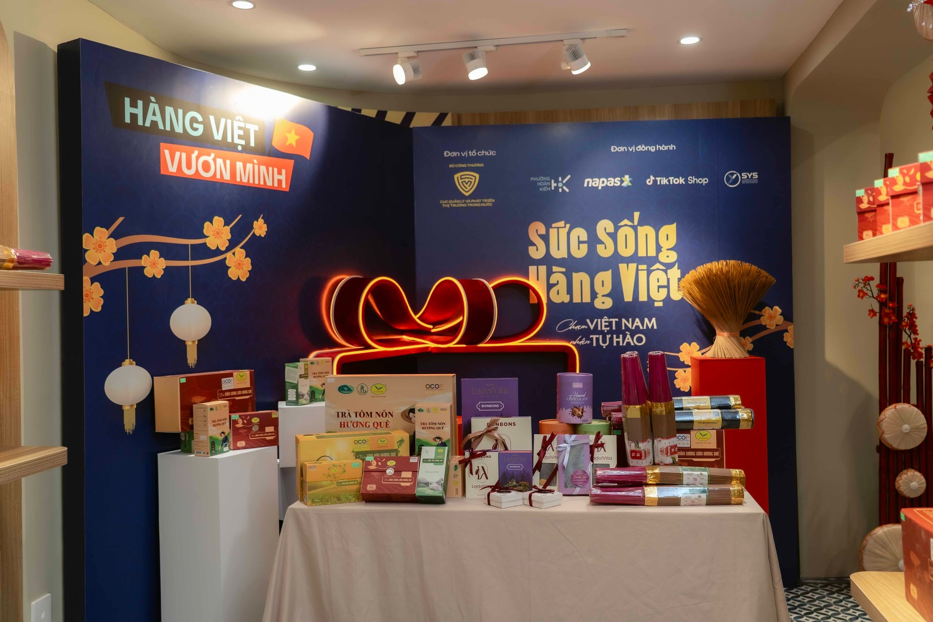 Sắm Tết chọn hàng Việt Nam trên livestream 'Sức sống hàng Việt'- Ảnh 1. Sắm Tết chọn hàng Việt Nam trên livestream 'Sức sống hàng Việt'- Ảnh 1.
