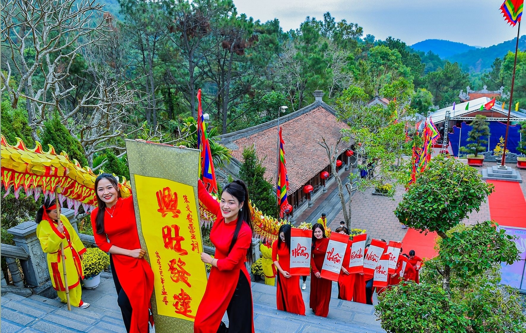 Người dân lên đền xin chữ đầu năm