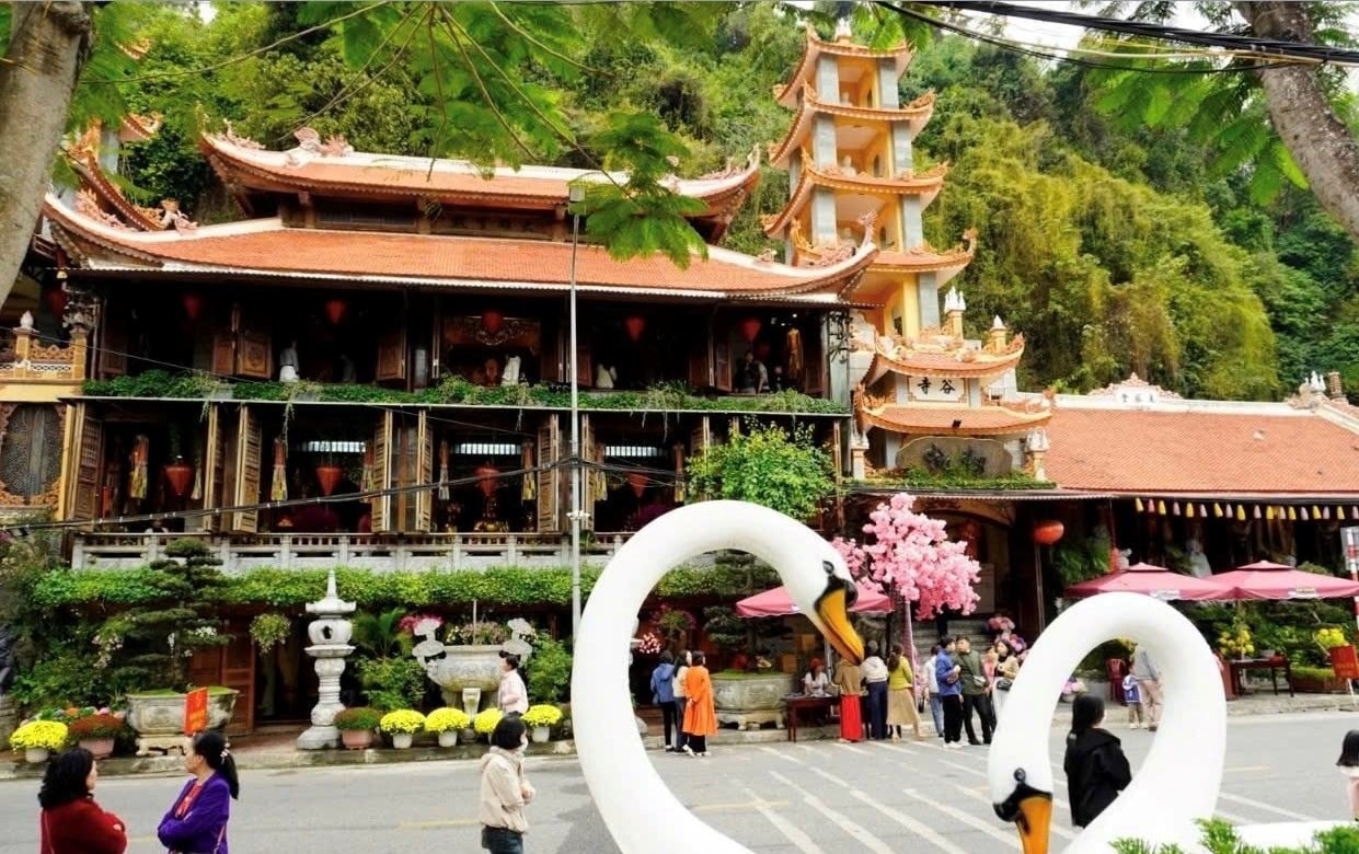 Du khách đến tham quan chùa Hang