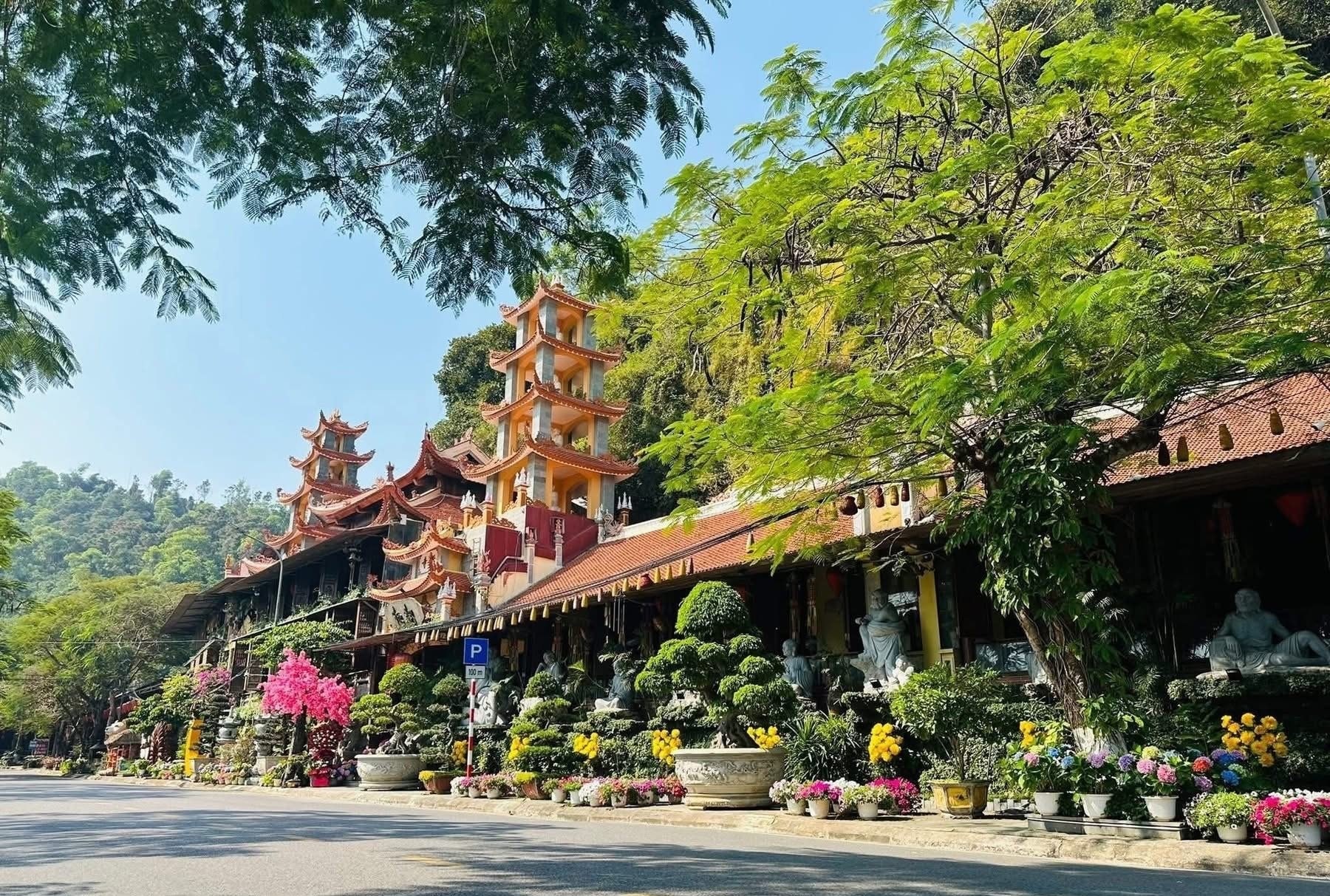 Khung cảnh chùa Hang