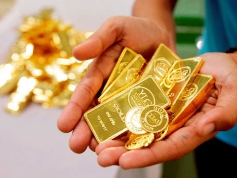 Trong bối cảnh nhu cầu mua vàng tích trữ gia tăng, các chuyên gia tài chính khuyến nghị người dân chỉ nên giao dịch tại các cửa hàng uy tín