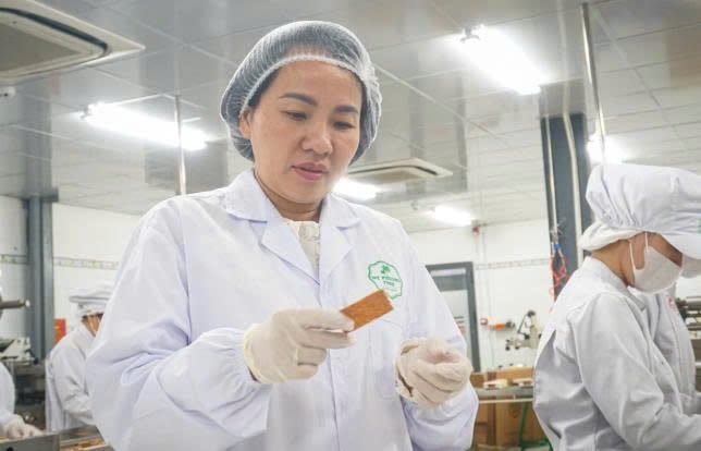 Chị Nhi tại cơ sở chế biến bánh dừa nướng