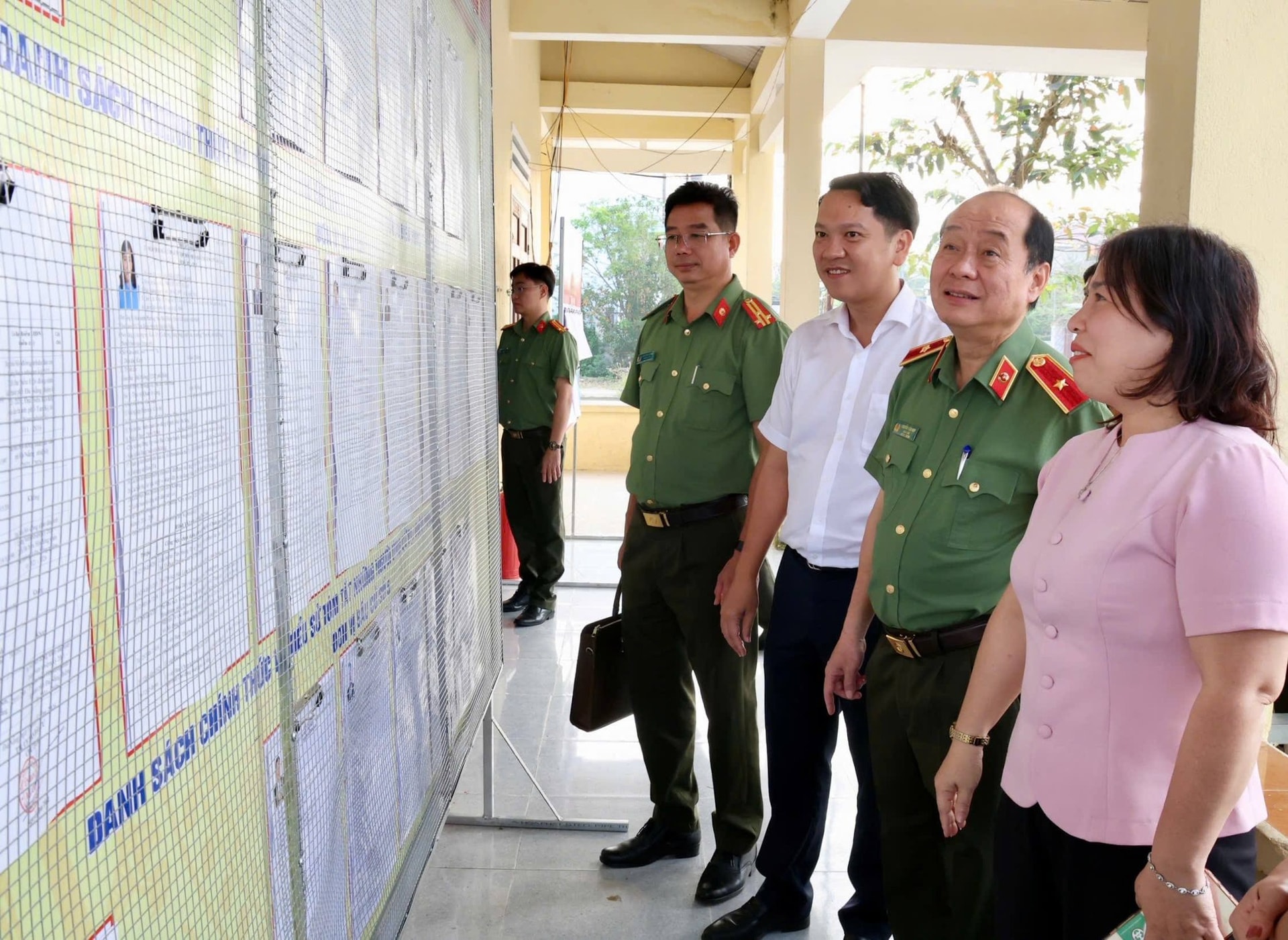 Thiếu tướng Nguyễn Hữu Hợp, Giám đốc Công an TP Đà Nẵng trực tiếp kiểm tra công tác chuẩn bị bầu cử tại cơ sơ