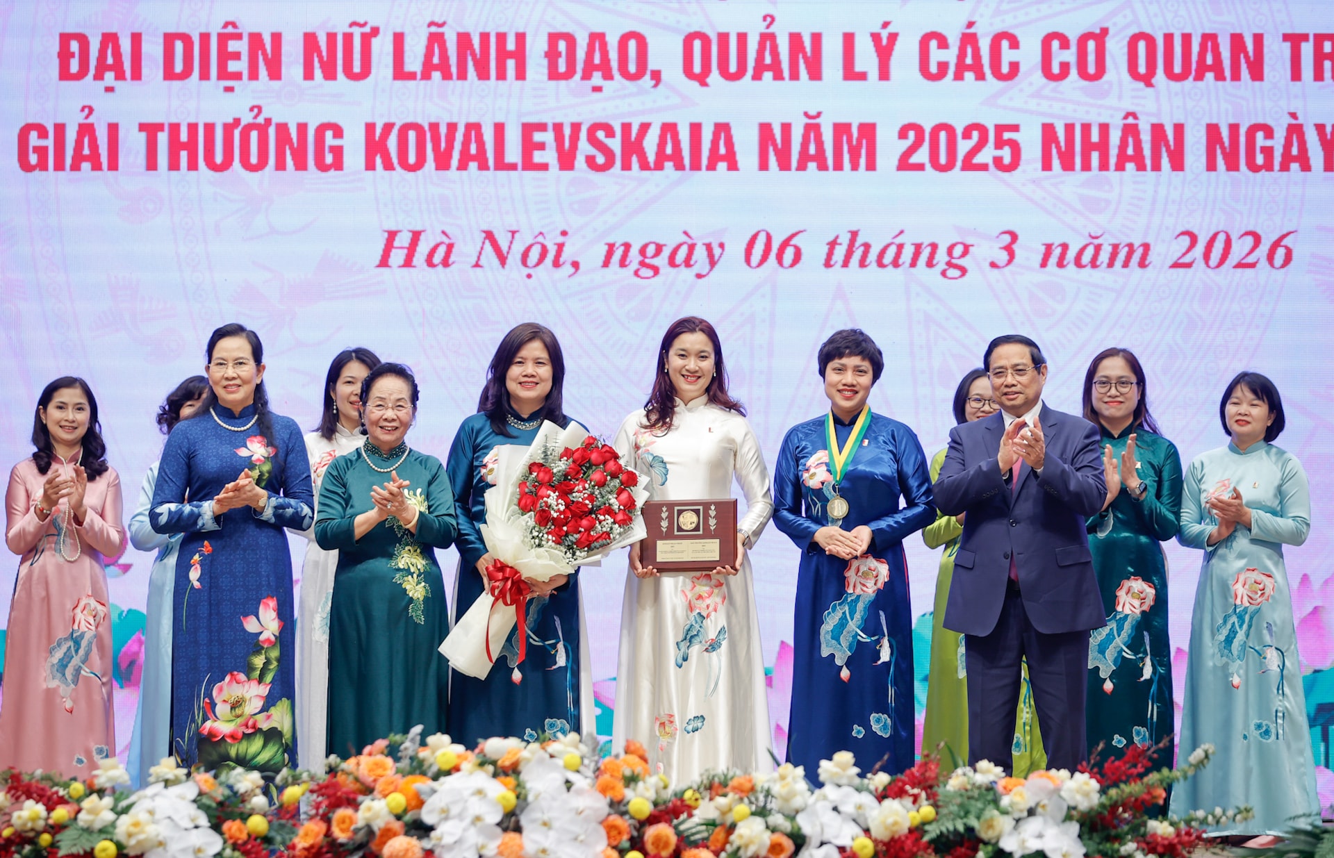Thủ tướng: Phụ nữ Việt Nam vượt qua chính mình, trở thành lực lượng nòng cốt, nhân tố kiến tạo tiến trình đổi mới và phát triển- Ảnh 4.