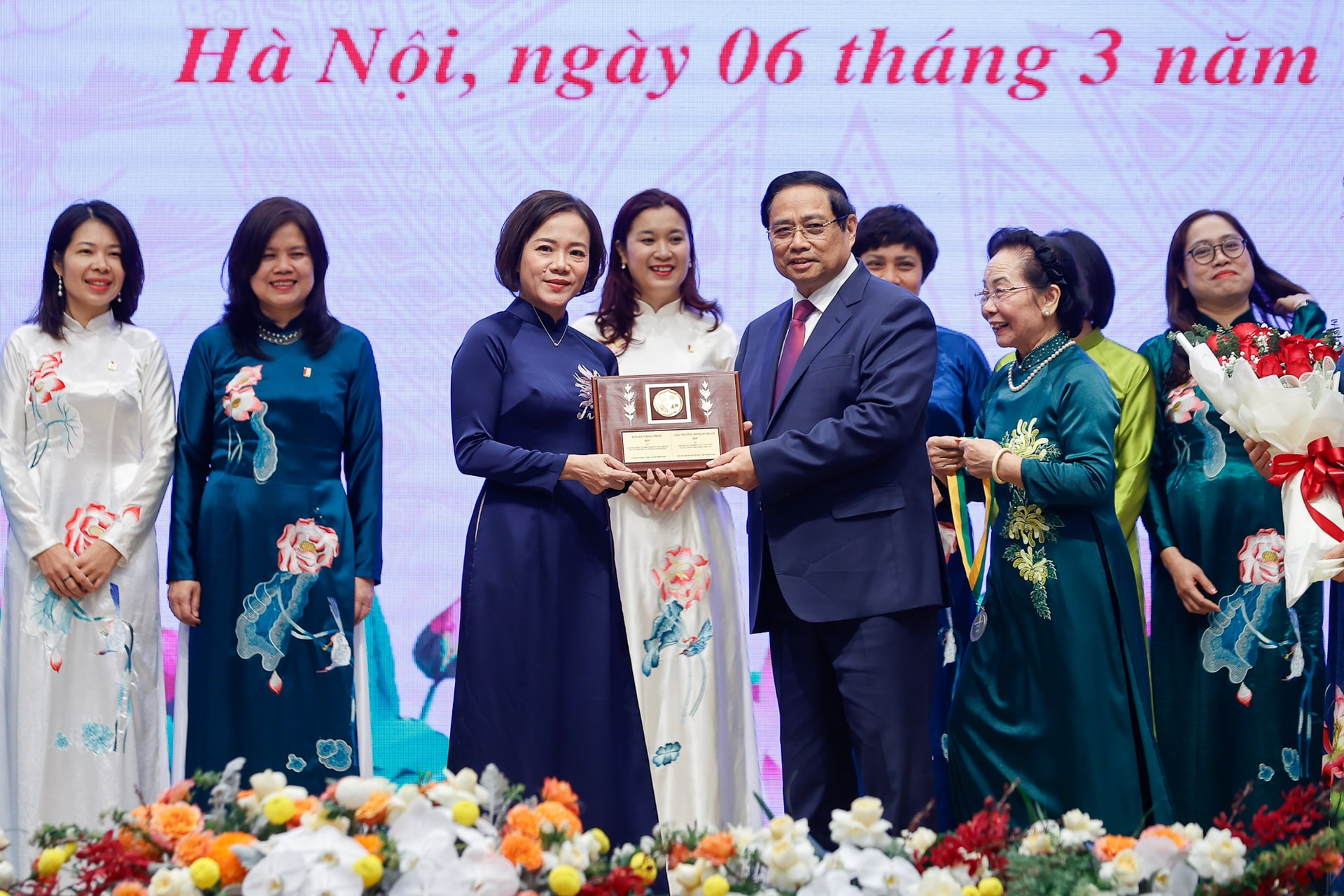 Thủ tướng: Phụ nữ Việt Nam vượt qua chính mình, trở thành lực lượng nòng cốt, nhân tố kiến tạo tiến trình đổi mới và phát triển- Ảnh 3.