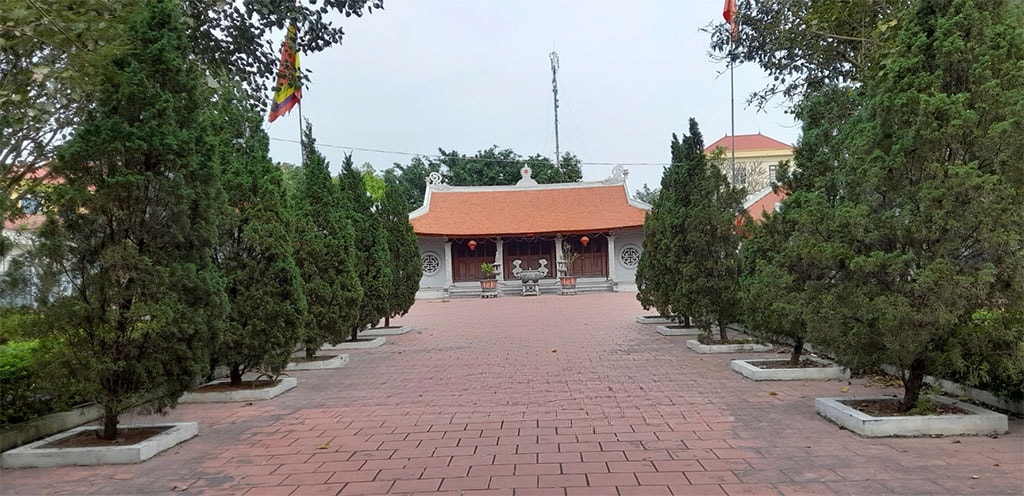 Bên trong đền thờ Hoàng Hoa Thám