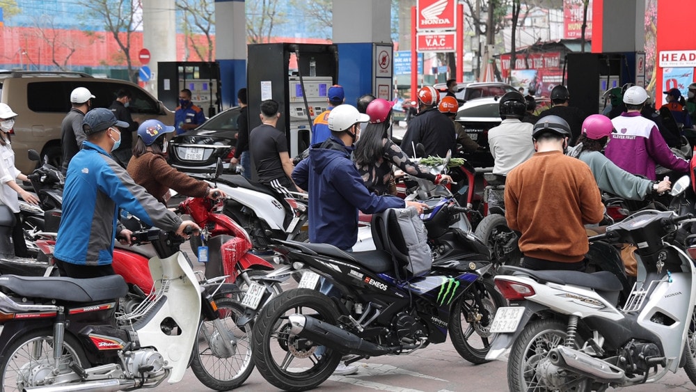 Xếp hàng mua xăng