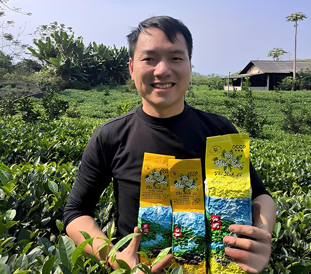 Anh Thế Anh cùng sản phẩm chè của mình (1)