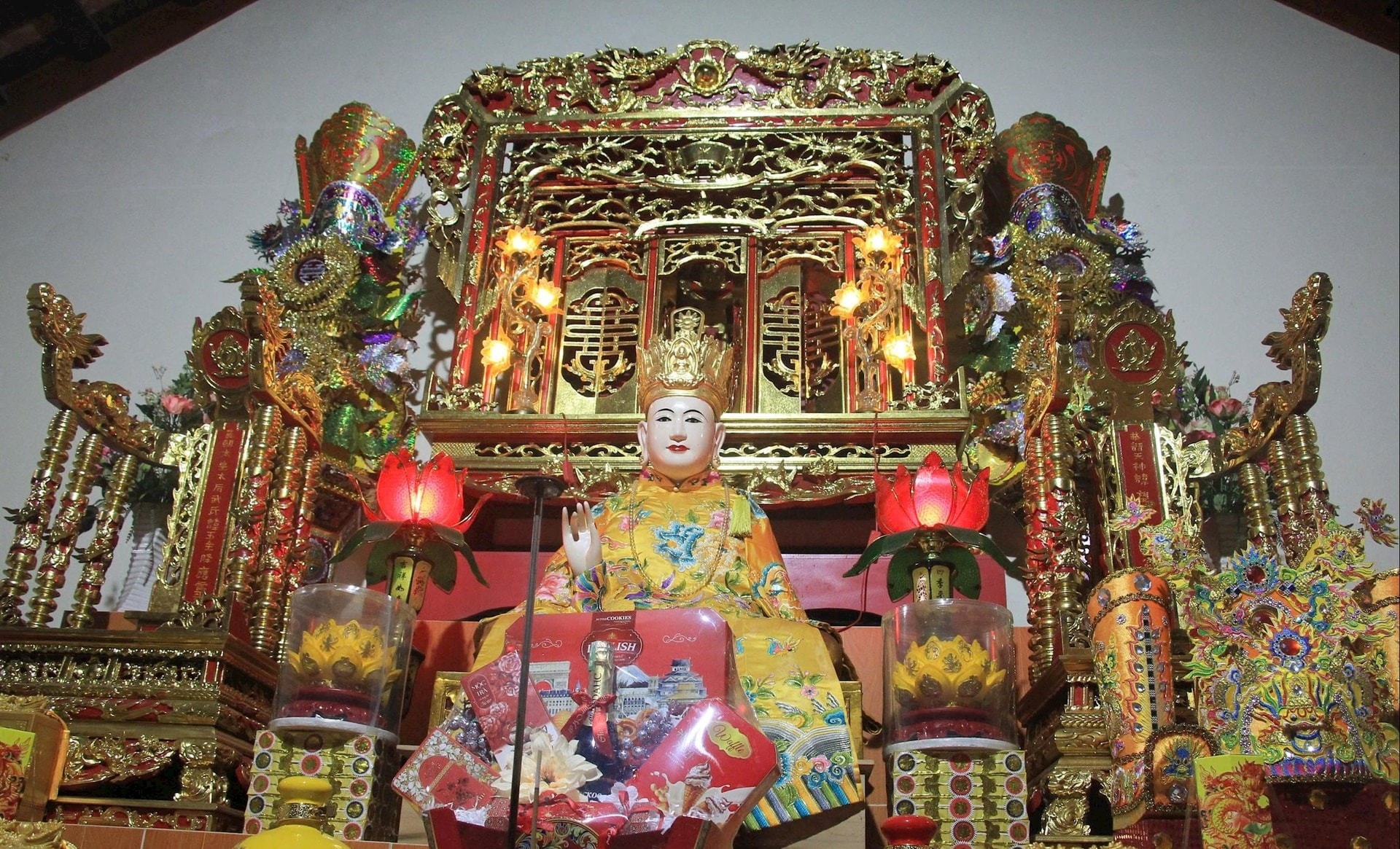 Tượng Thái hoàng Thái hậu Vũ Thị Ngọc Toàn