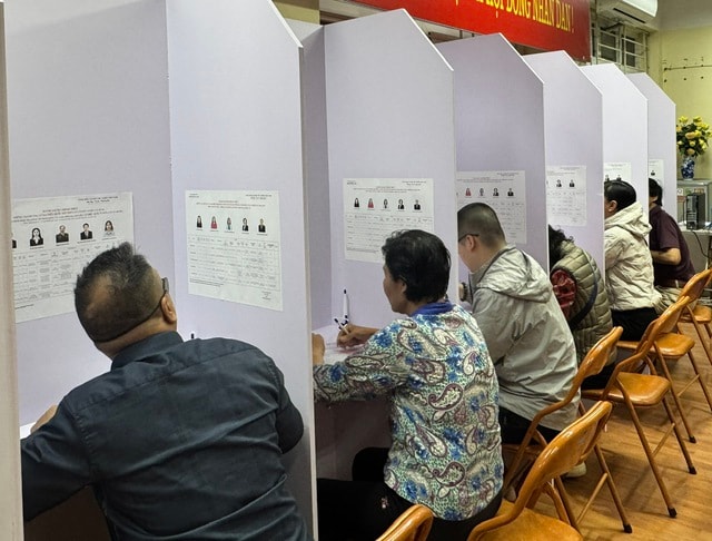 Cử tri Thủ đô phấn khởi tham gia ngày hội bầu cử của toàn dân- Ảnh 17.