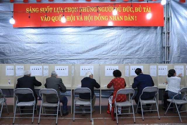 Cử tri Thủ đô phấn khởi tham gia ngày hội bầu cử của toàn dân- Ảnh 12.