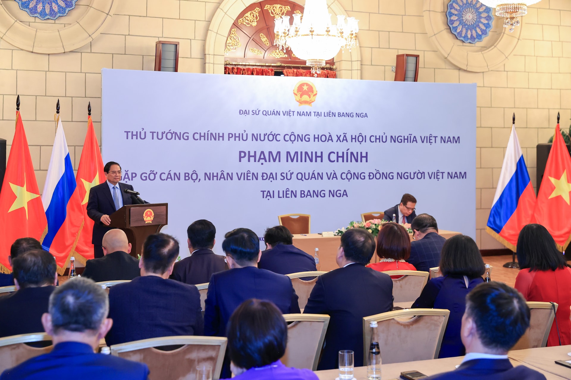 Thủ tướng Phạm Minh Chính gặp gỡ cán bộ, nhân viên Đại sứ quán và cộng đồng người Việt Nam tại Liên bang Nga- Ảnh 4.