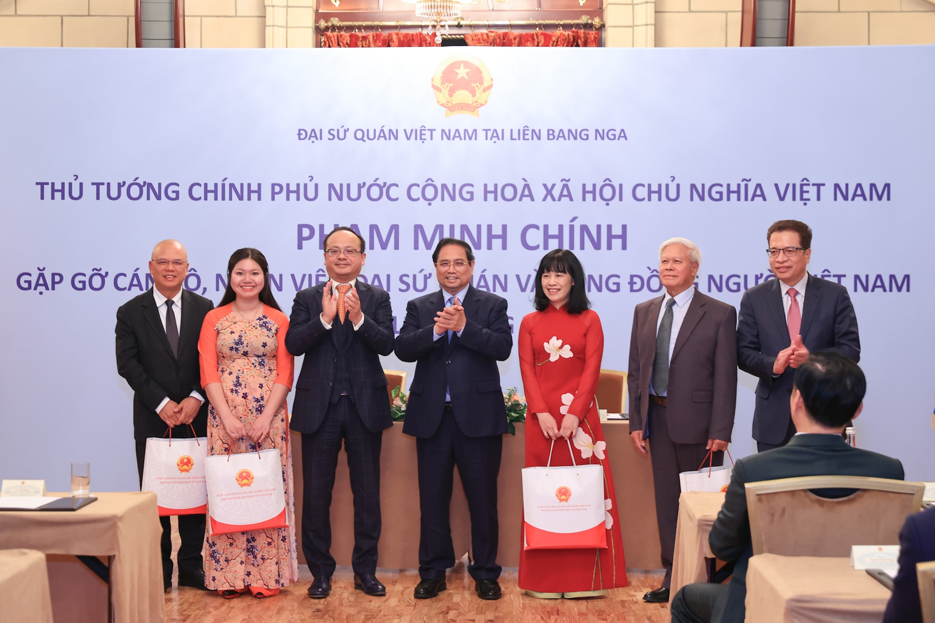 Thủ tướng Phạm Minh Chính gặp gỡ cán bộ, nhân viên Đại sứ quán và cộng đồng người Việt Nam tại Liên bang Nga- Ảnh 11.
