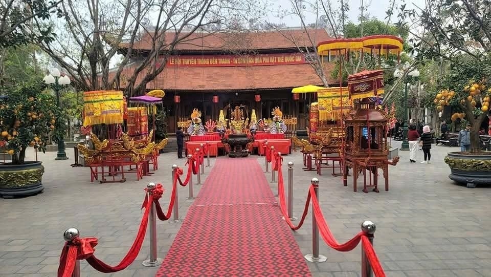 Khuôn viên đền Tranh (1)