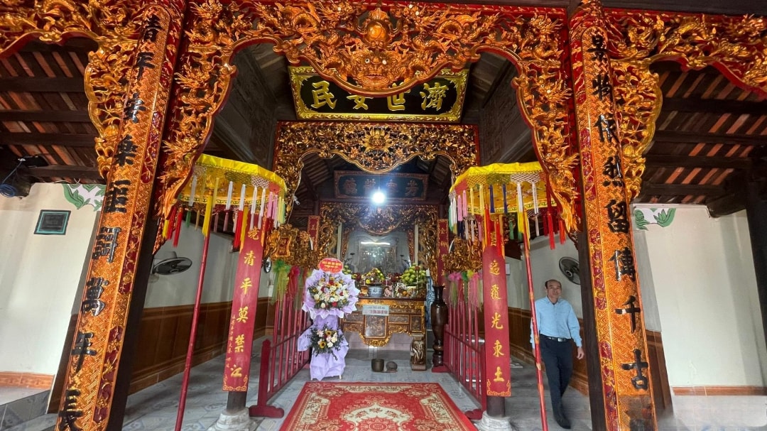 Bên trong điện chính của đền Kha Lâm