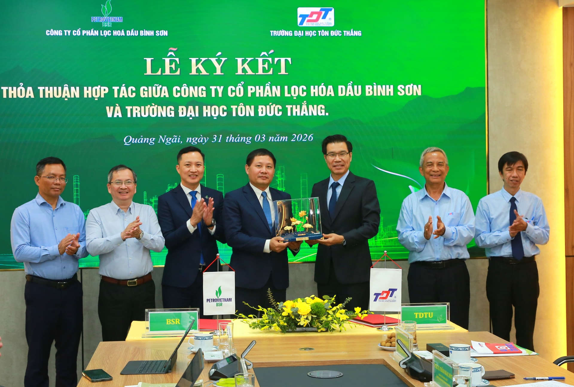 Công ty BSR và Trường Đại học Tôn Đức Thắng tặng quà lưu niệm