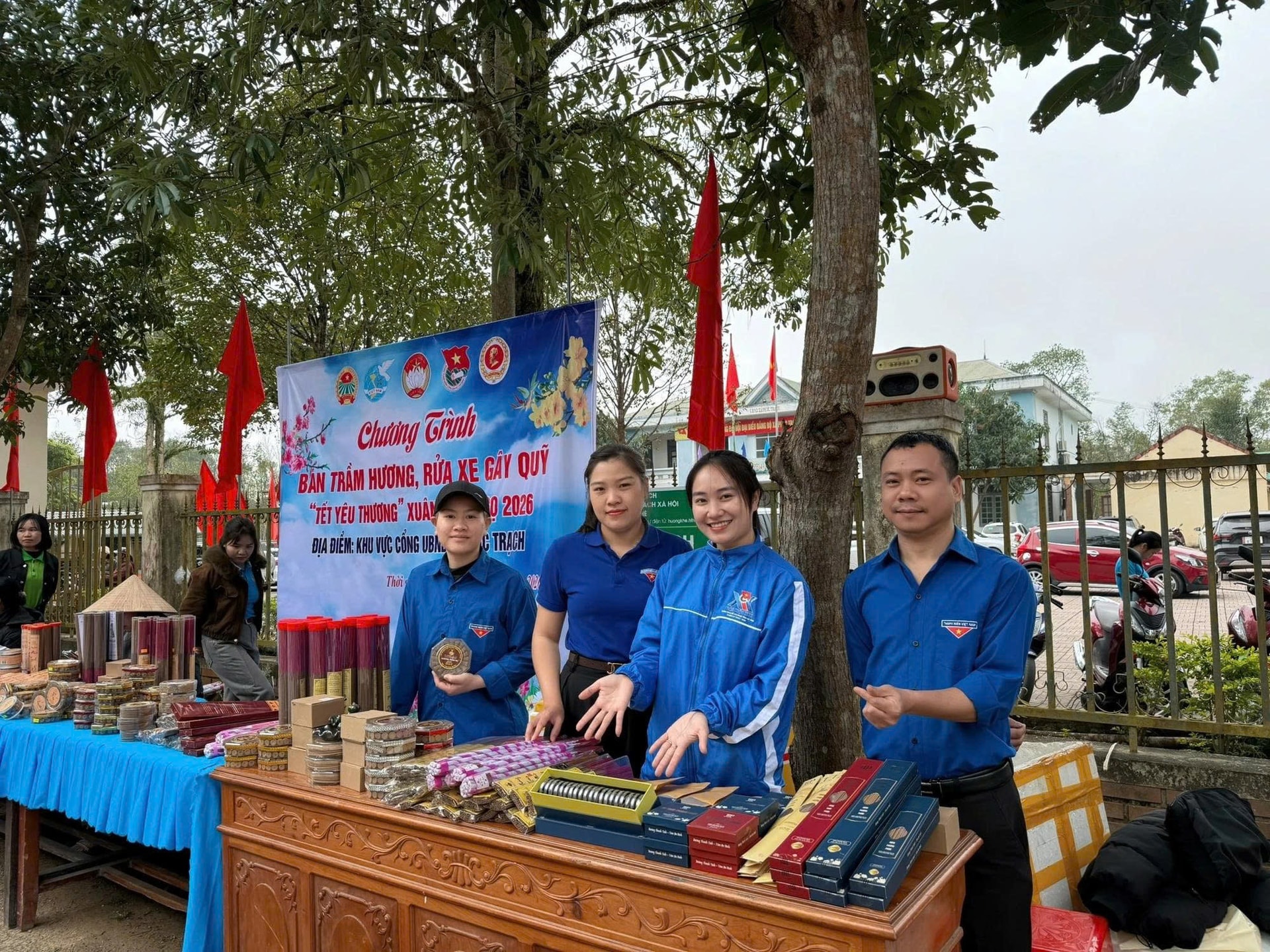 Chị Dung giới thiệu sản phẩm trầm hương