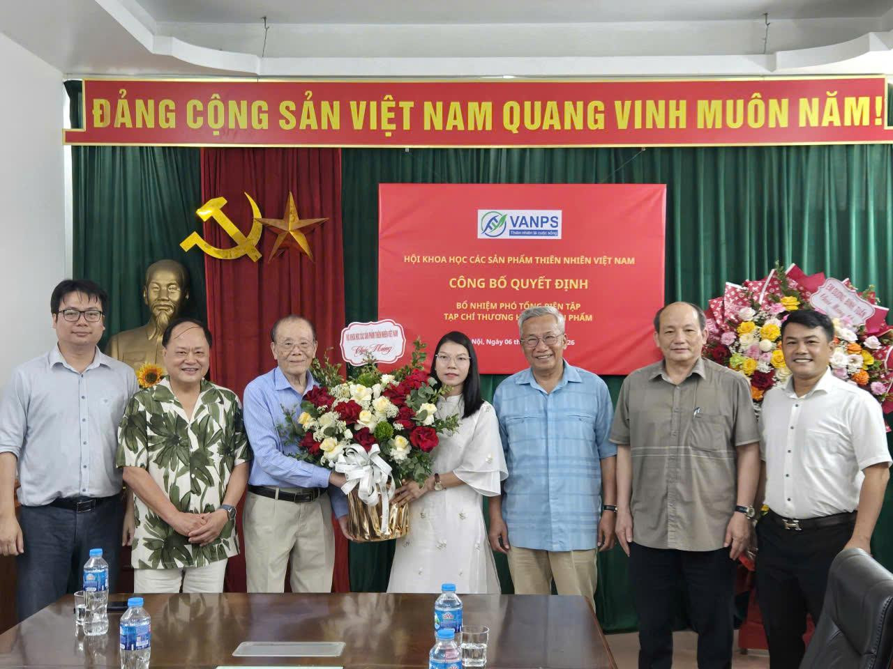 tạp ch&iacute; thương hiệu sản phẩm 1
