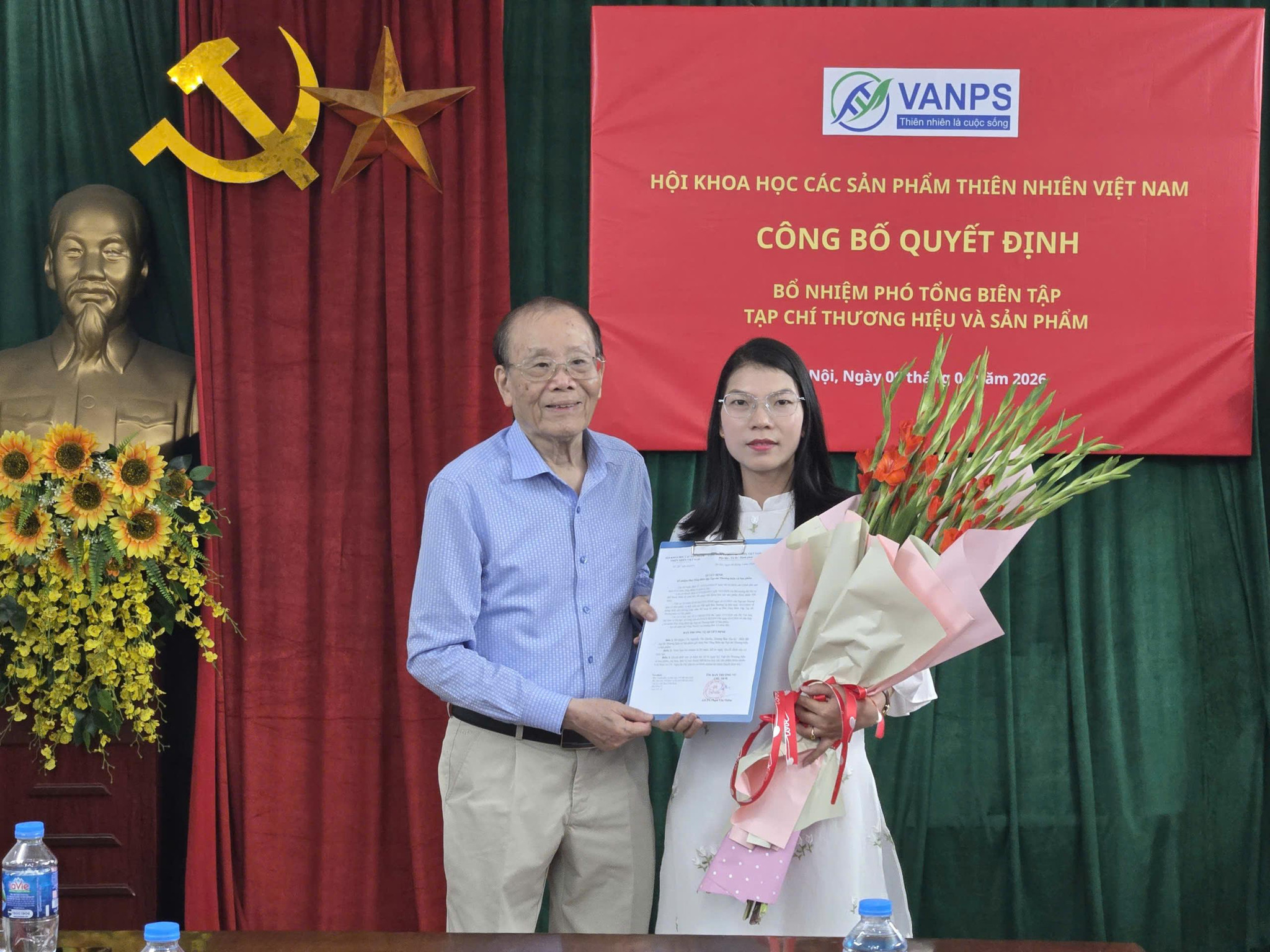 tạp ch&iacute; thương hiệu sản phẩm 2