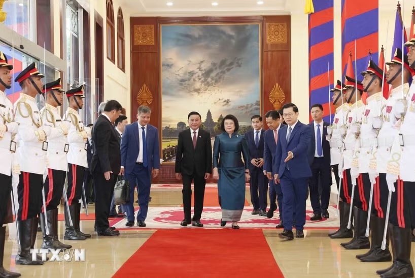 Lễ đón trọng thể Ủy viên Bộ Chính trị, Thường trực Ban Bí thư Trần Cẩm Tú thăm chính thức Vương quốc Campuchia- Ảnh 1.