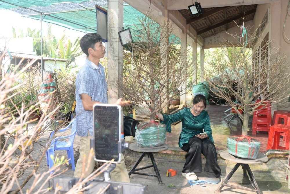 Anh Phương đang livestream bán hàng