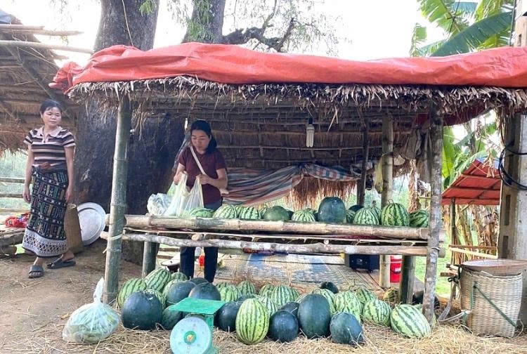 Những quầy hàng bán dưa hấu xuất hiện trên nhiều cung đường tại địa phương