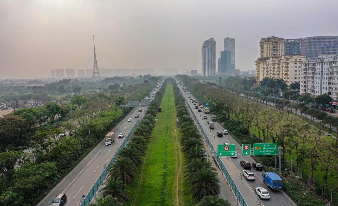 Hàng rào được dựng lên tại Đại lộ Thăng Long để thi công tuyến metro số 5