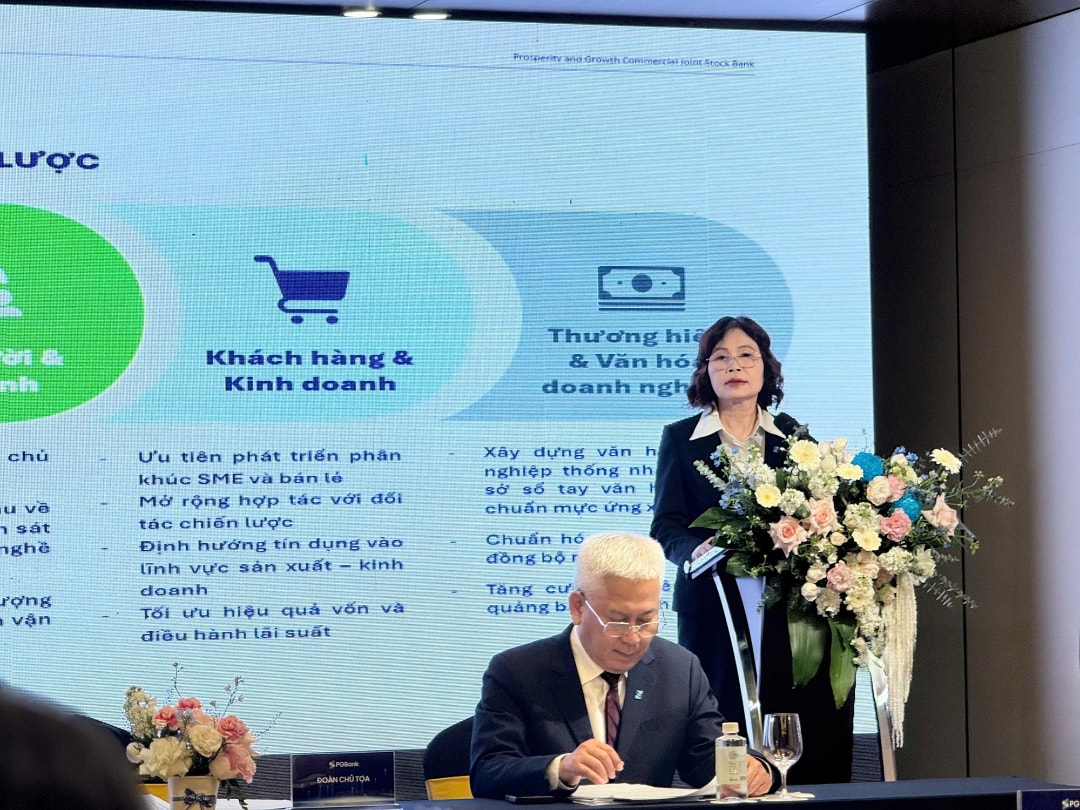 Chủ tịch HĐQT PGBank Cao Thị Thuý Nga phát biểu tại đại hội