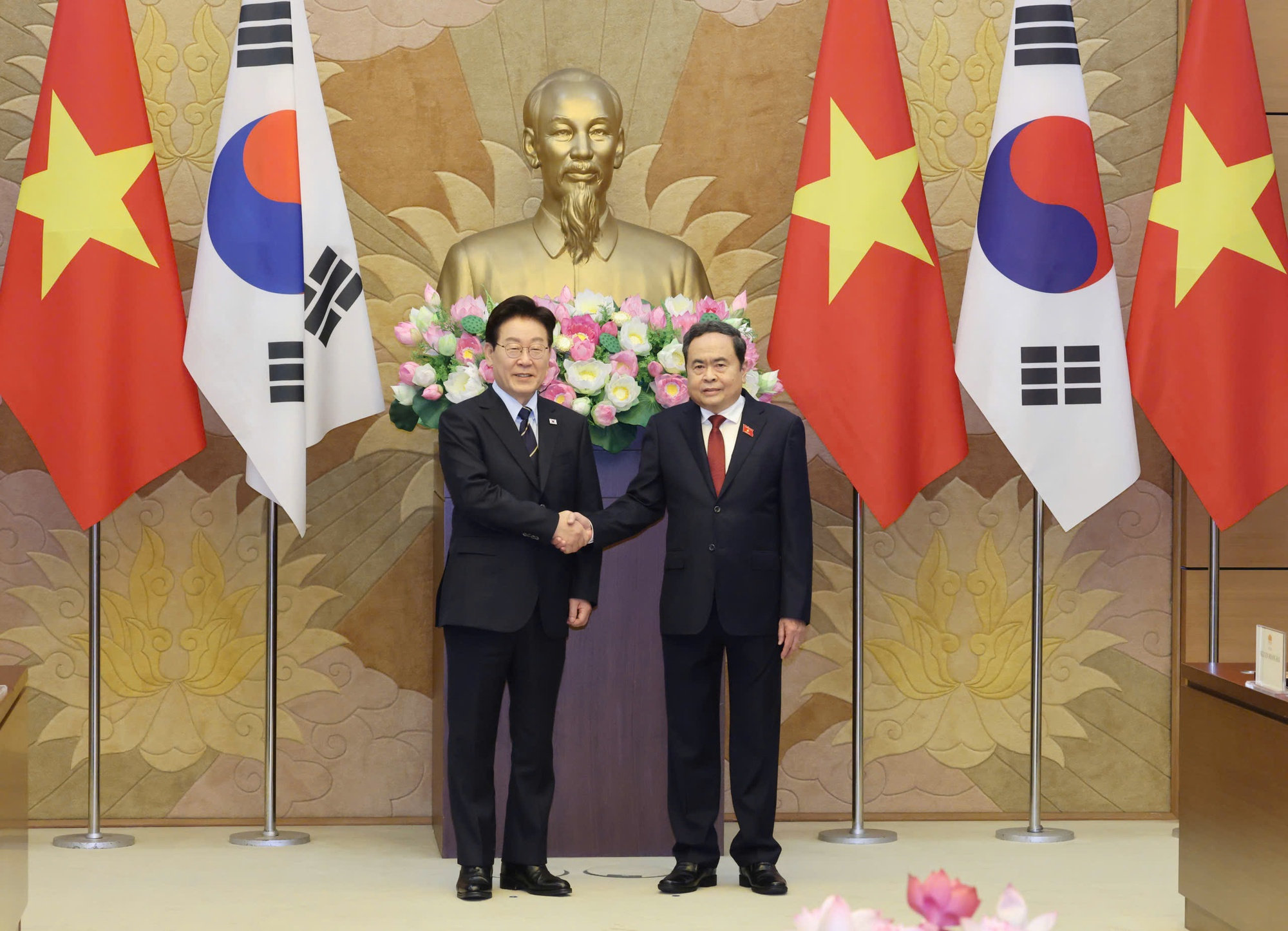 Chủ tịch Quốc hội Trần Thanh Mẫn hội kiến Tổng thống Hàn Quốc Lee Jae Myung- Ảnh 2.
