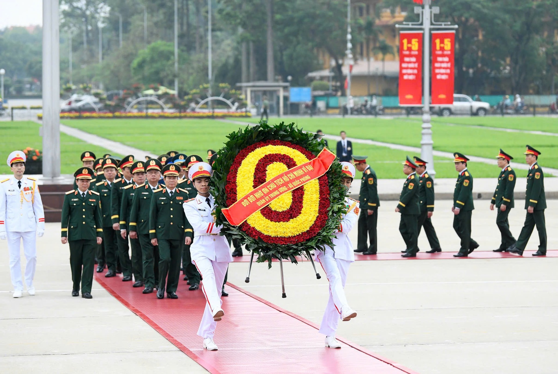 Lãnh đạo Đảng, Nhà nước vào Lăng viếng Chủ tịch Hồ Chí Minh nhân kỷ niệm 51 năm Ngày giải phóng miền Nam, thống nhất đất nước- Ảnh 3.