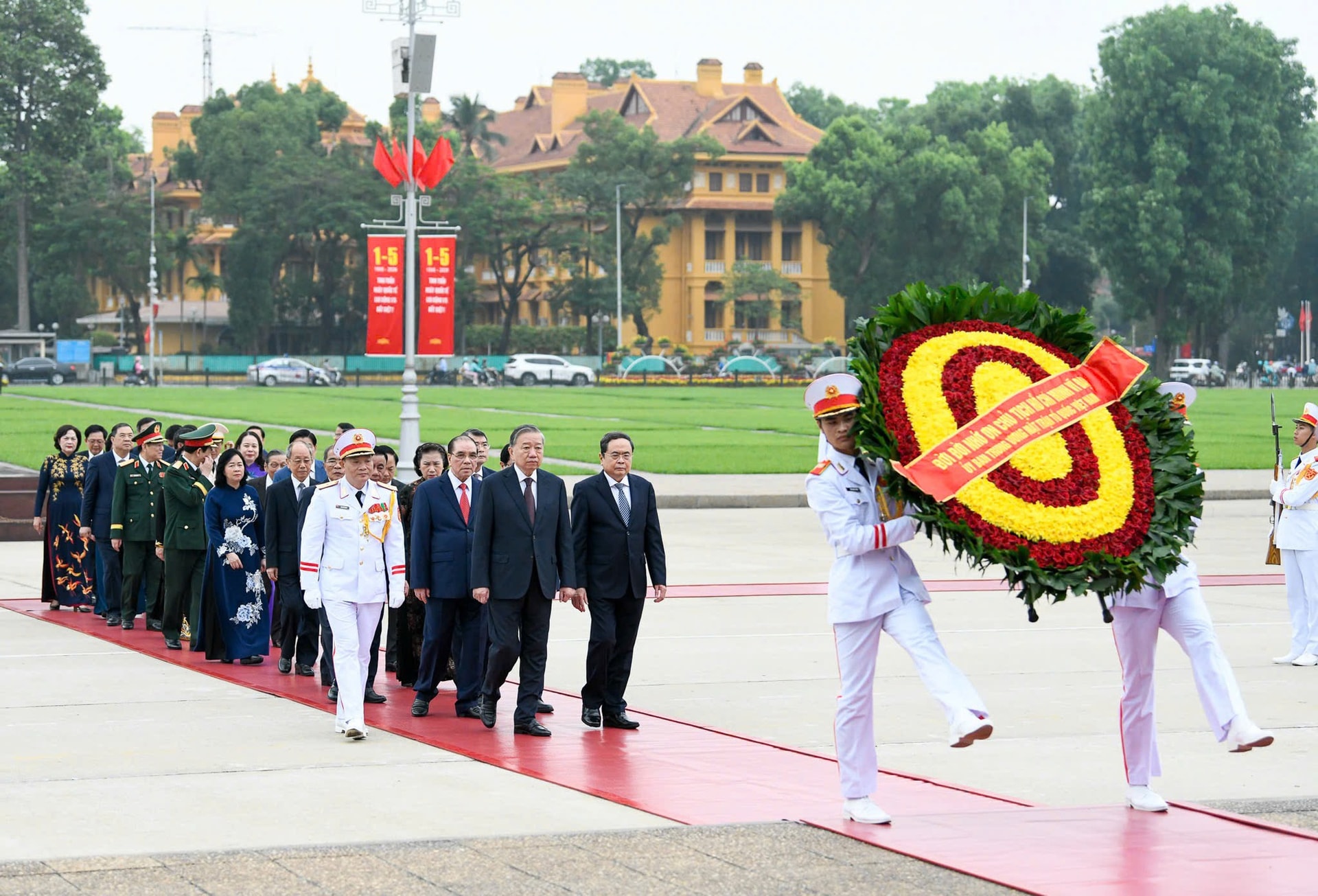 Lãnh đạo Đảng, Nhà nước vào Lăng viếng Chủ tịch Hồ Chí Minh nhân kỷ niệm 51 năm Ngày giải phóng miền Nam, thống nhất đất nước- Ảnh 1.