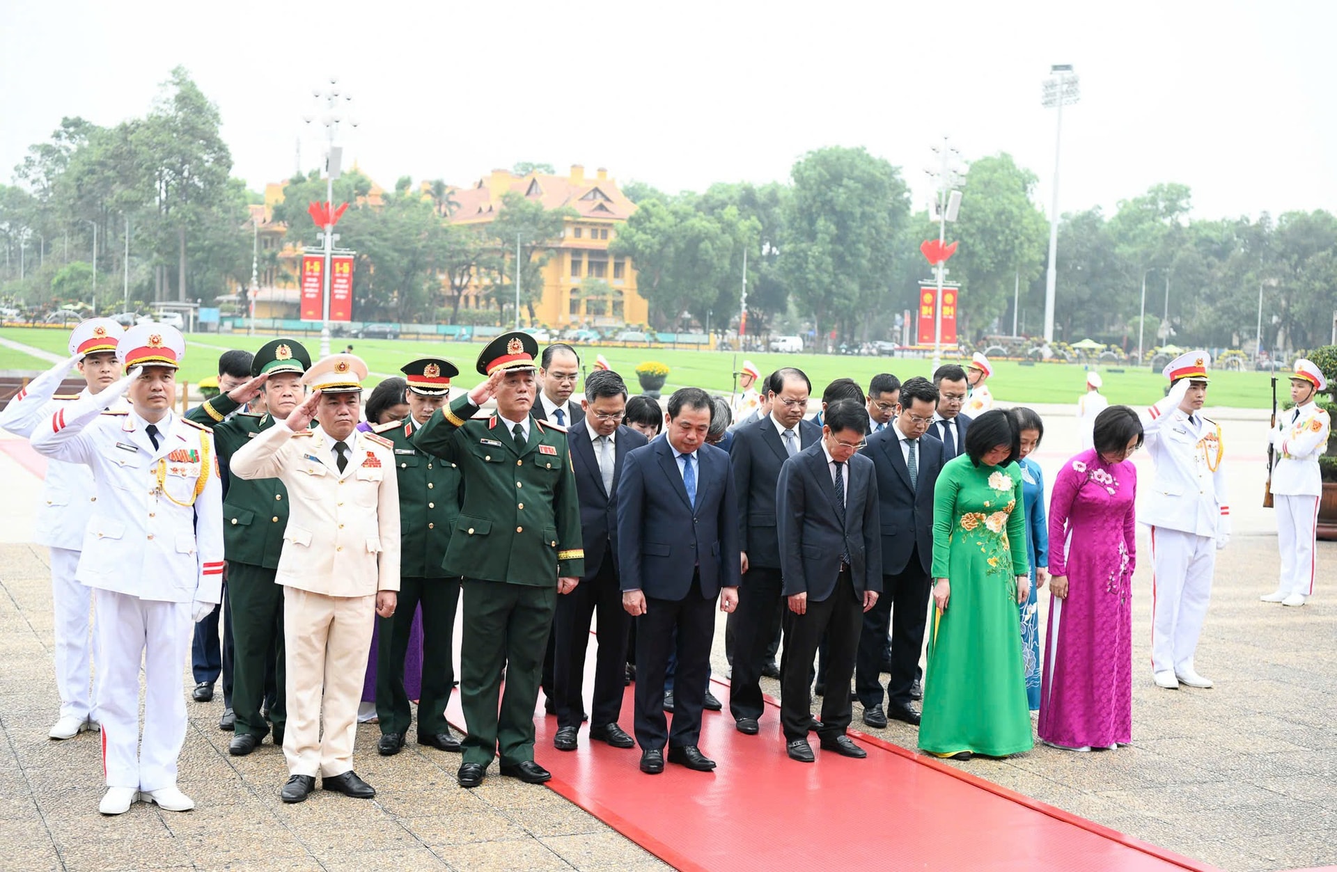 Lãnh đạo Đảng, Nhà nước vào Lăng viếng Chủ tịch Hồ Chí Minh nhân kỷ niệm 51 năm Ngày giải phóng miền Nam, thống nhất đất nước- Ảnh 5.