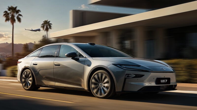 Toyota bZ7 trên đường