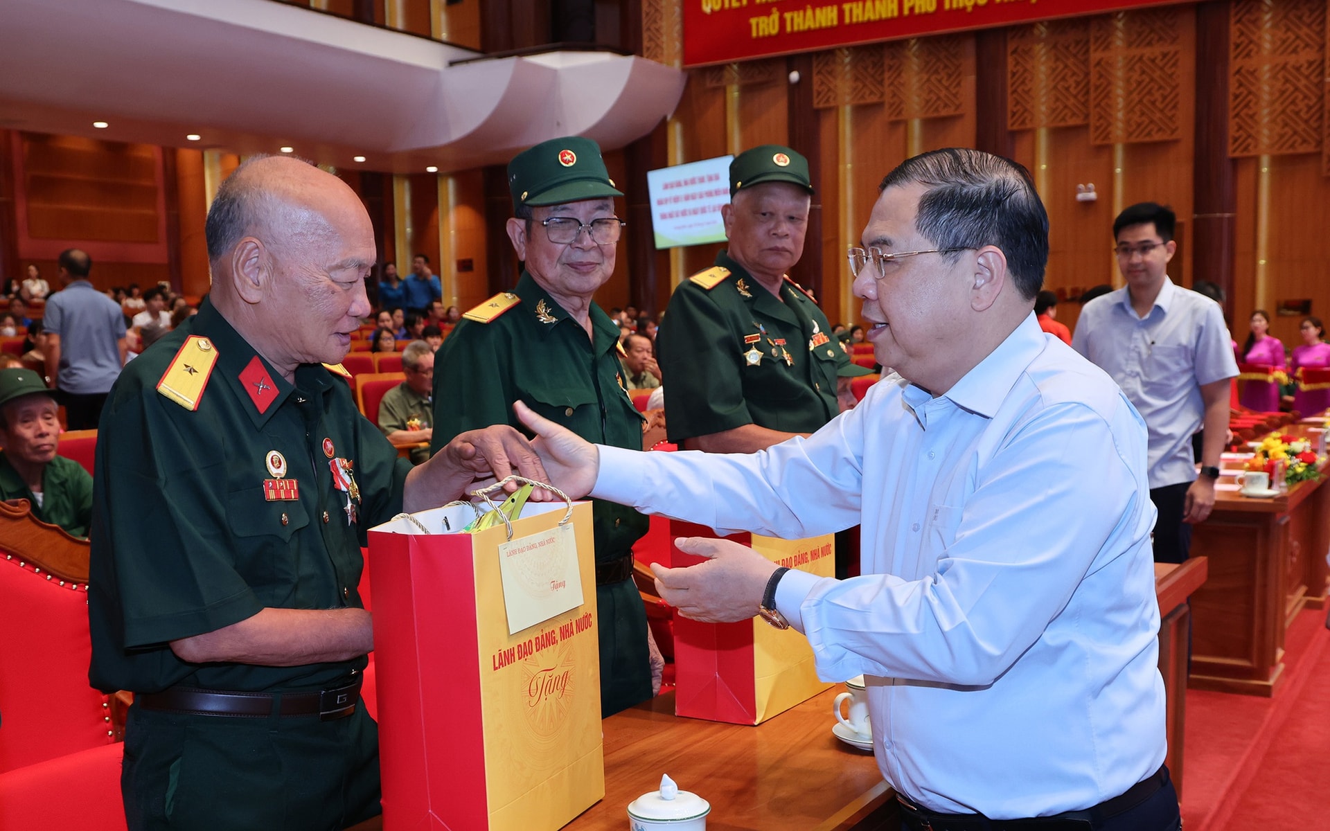 Phó Thủ tướng Thường trực Phạm Gia Túc thăm, tặng quà người có công, công nhân, người lao động tỉnh Quảng Ninh- Ảnh 3. Phó Thủ tướng Thường trực Phạm Gia Túc thăm, tặng quà người có công, công nhân, người lao động tỉnh Quảng Ninh- Ảnh 3.