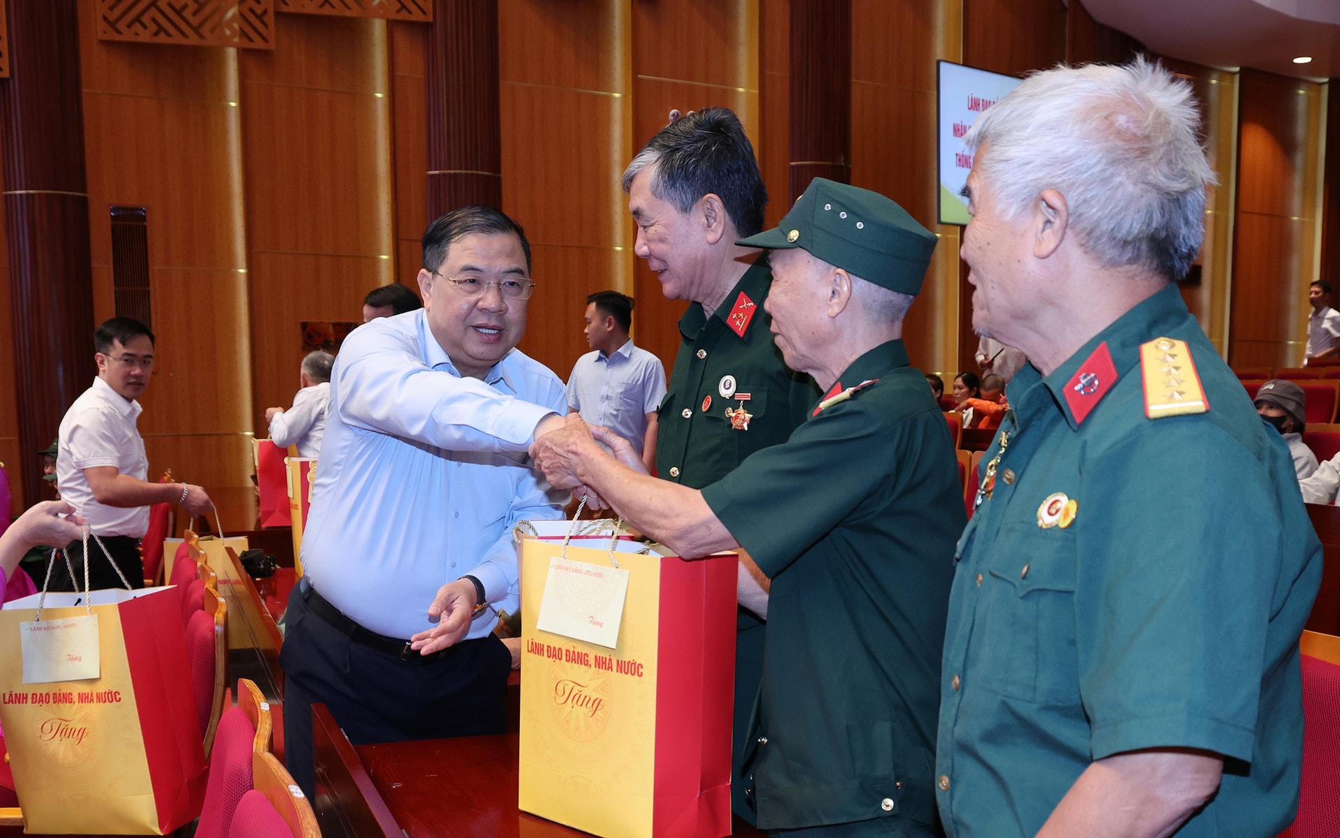 Phó Thủ tướng Thường trực Phạm Gia Túc thăm, tặng quà người có công, công nhân, người lao động tỉnh Quảng Ninh- Ảnh 4. Phó Thủ tướng Thường trực Phạm Gia Túc thăm, tặng quà người có công, công nhân, người lao động tỉnh Quảng Ninh- Ảnh 4.