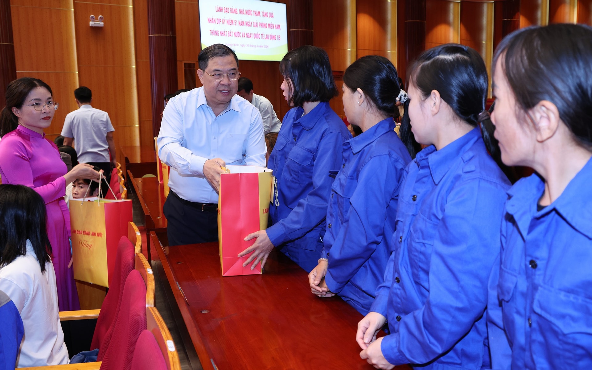 Phó Thủ tướng Thường trực Phạm Gia Túc thăm, tặng quà người có công, công nhân, người lao động tỉnh Quảng Ninh- Ảnh 5. Phó Thủ tướng Thường trực Phạm Gia Túc thăm, tặng quà người có công, công nhân, người lao động tỉnh Quảng Ninh- Ảnh 5.