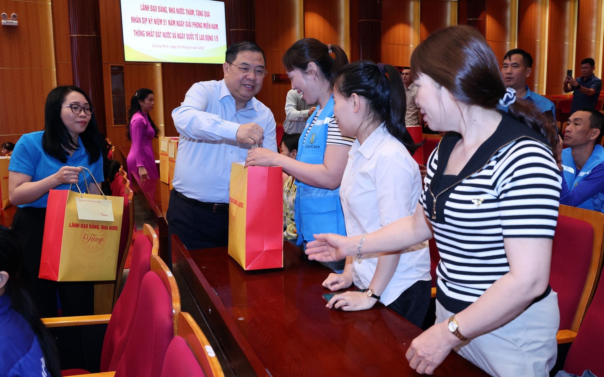 Phó Thủ tướng Thường trực Phạm Gia Túc thăm, tặng quà người có công, công nhân, người lao động tỉnh Quảng Ninh- Ảnh 6. Phó Thủ tướng Thường trực Phạm Gia Túc thăm, tặng quà người có công, công nhân, người lao động tỉnh Quảng Ninh- Ảnh 6.