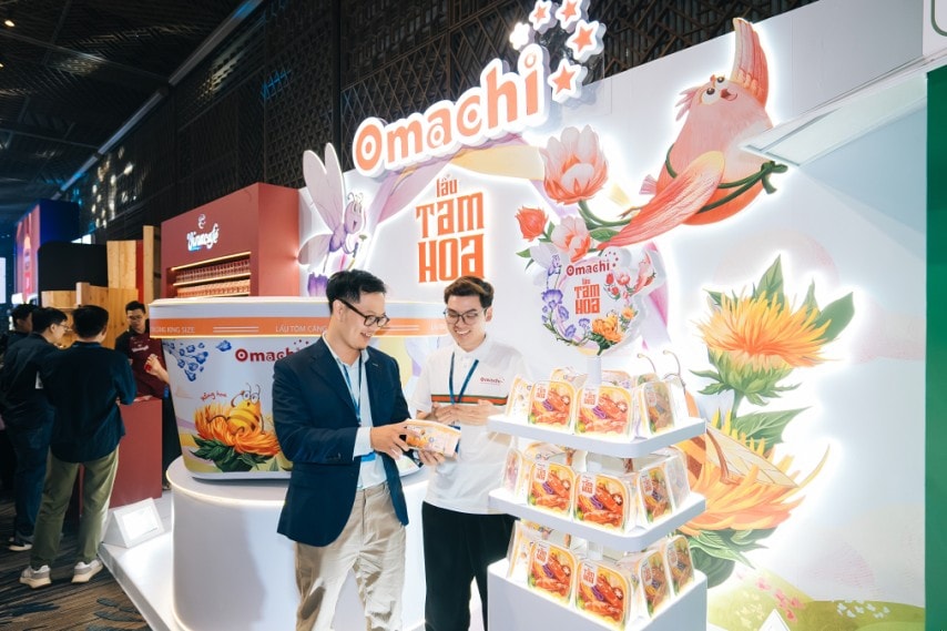 Khách hàng hào hứng trải nghiệm sản phẩm mới Lẩu Tam hoa của Omachi