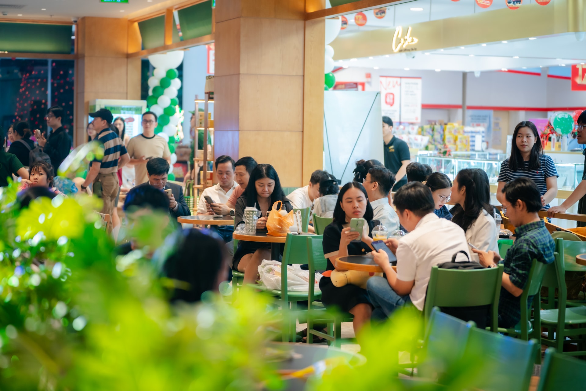 Khách hàng thưởng thức các thức uống quen thuộc của Phúc Long tại cửa hàng