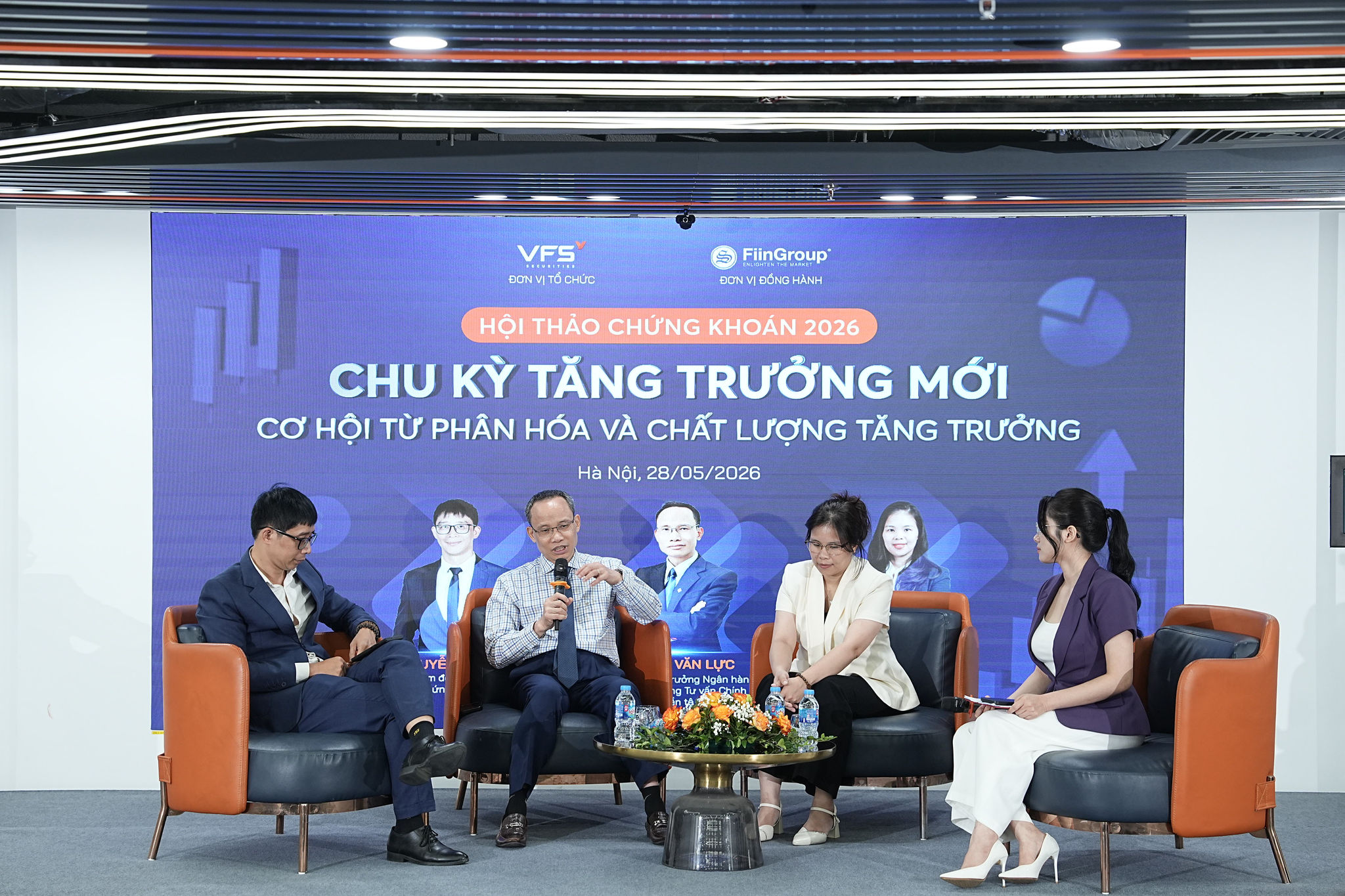 Các diễn giả tại hội thảo “Thị trường chứng khoán 2026: Chu kỳ tăng trưởng mới - Cơ hội từ phân hóa và chất lượng tăng trưởng”