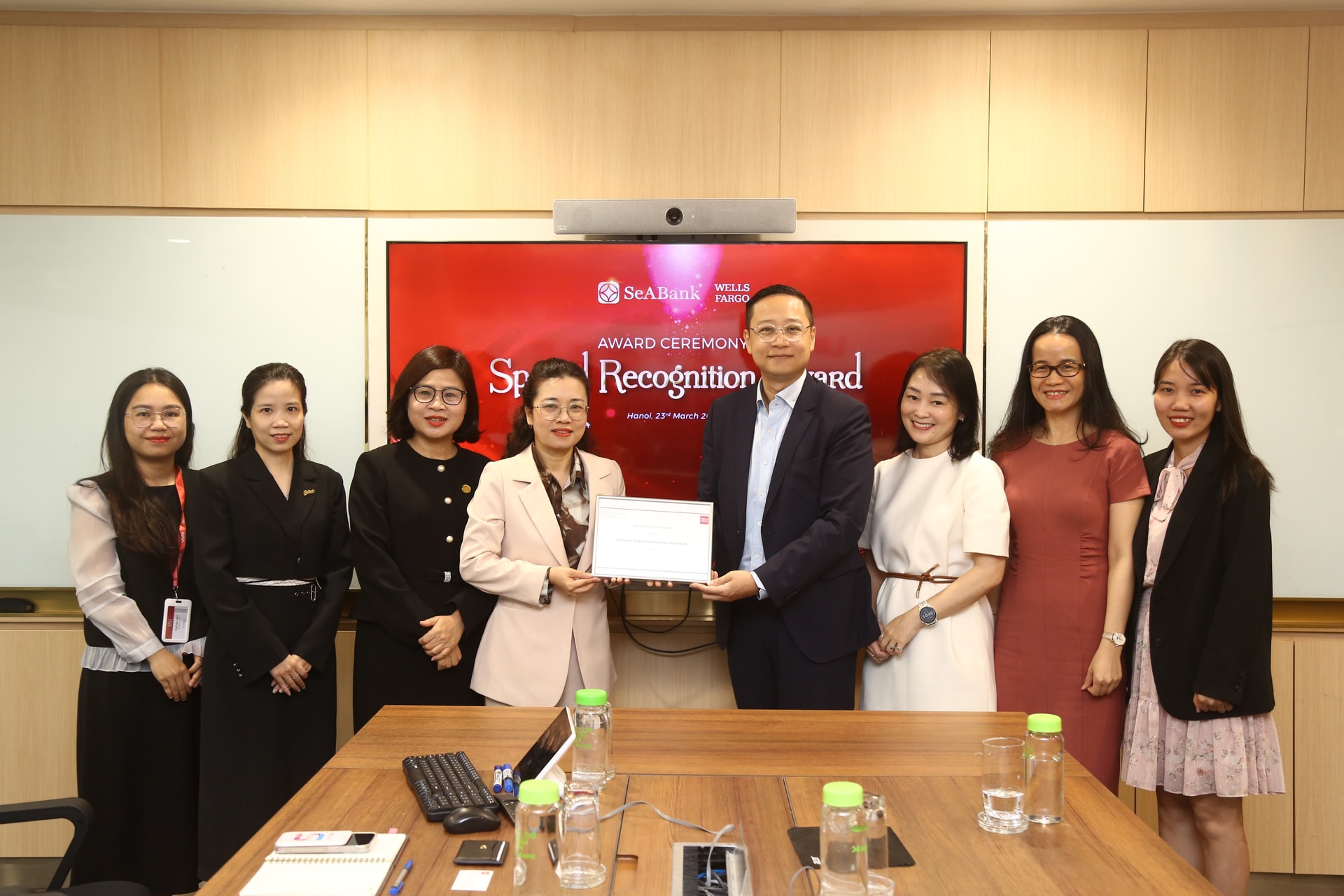 Dai dien SeABank nhan giai thuong Special Recognition Award 2024-2025 tu Wells Fargo